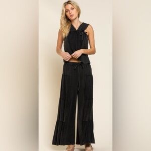 POL Loose knit wide pants, ribbed fabrication, elastic waistband.